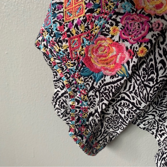 Women’s Blouse Savanna Jane. Size L. Black & White. Flowers Embroidered. - Picture 8 of 9